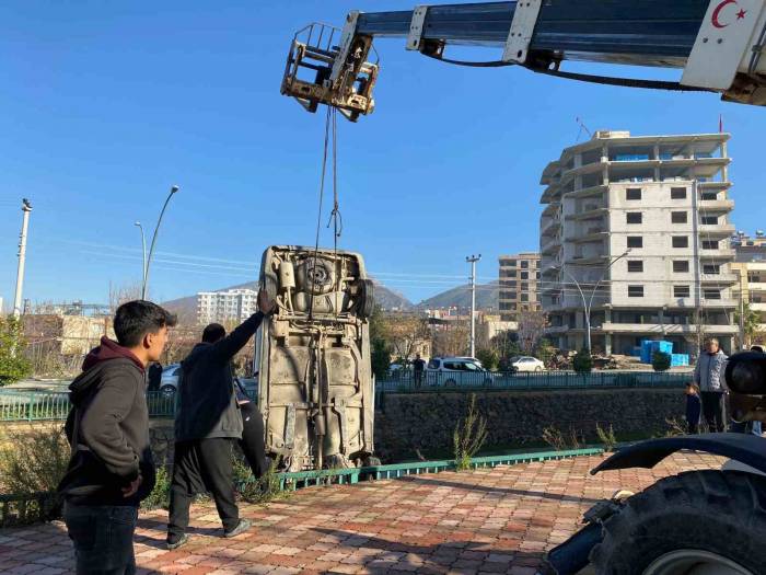 Osmaniye’de Otomobil Dereye Uçtu: 2 Yaralı