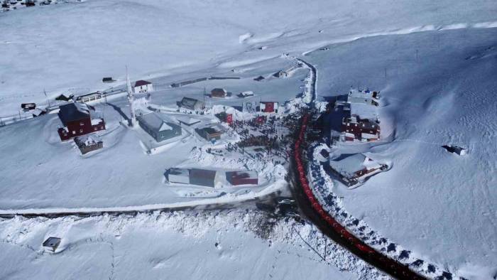 Sarıkamış Şehitleri İçin Sis Dağı’nda 175 Metre Uzunluğundaki Türk Bayrağı İle Yürüdüler