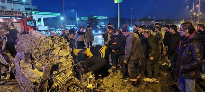 Ortadan İkiye Bölünen Araç Yanarak Hurdaya Döndü: 1 Ağır Yaralı