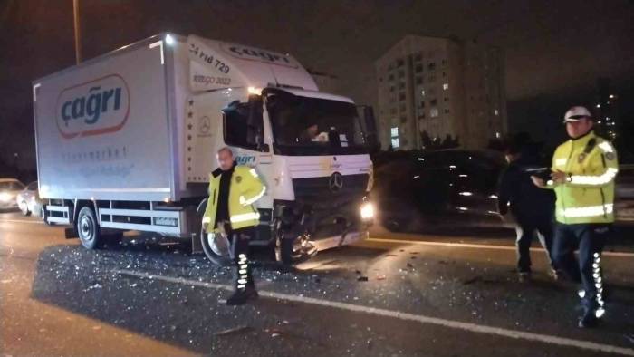 Tem Otoyolu’nda 3 Araç Zincirleme Kazaya Karıştı