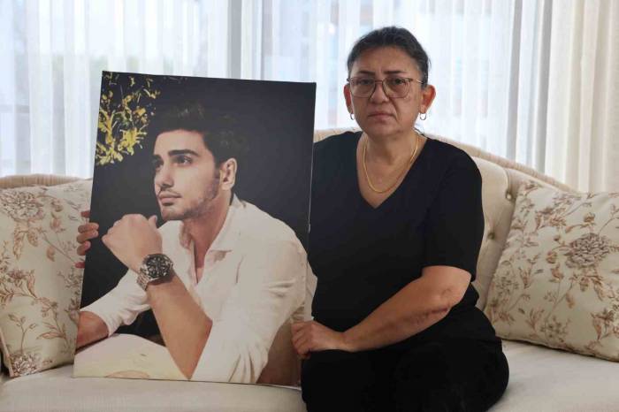 Depremden Bu Yana Evladından Haber Alamayan Acılı Anne: “Her Kapı Ve Telefon Çaldığında O Geldi Zannediyorum”