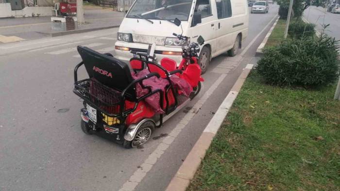 Kamyonetin Elektrikli Bisiklete Çarptığı Kazada Kimse Yaralanmadı