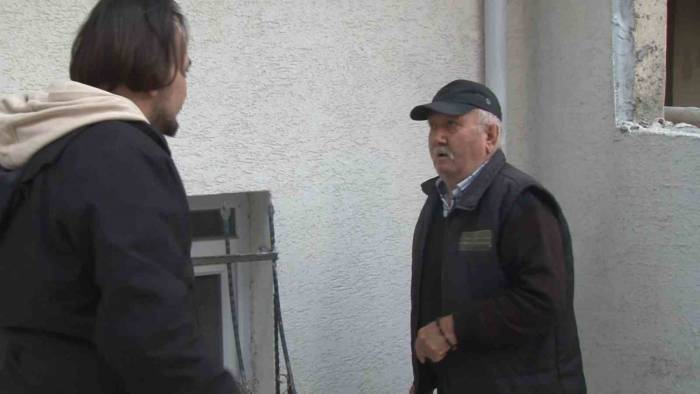 Arnavutköy’de 82 Yaşındaki Adamı Taciz Edip Parasını Çalmaya Çalıştı, O Anlar Kamerada