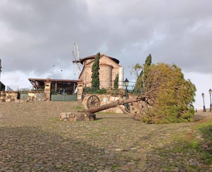 Ayvalık’ta Kuvvetli Fırtına Ve Yağış Etkili Oldu