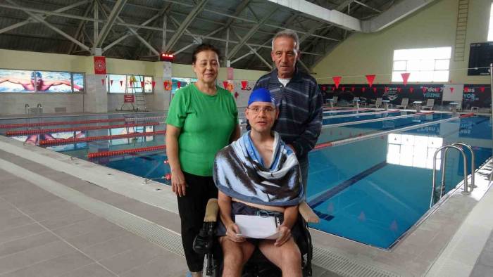 Kas Hastası Ege, Yüzerek Hayata Tutundu