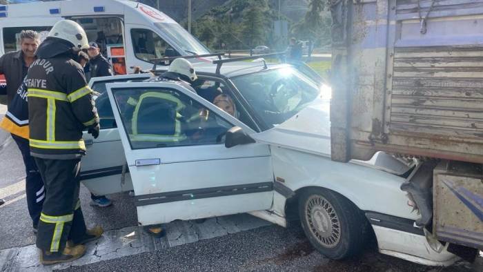 Burdur’da Kırmızı Işıkta Duran Kamyonete Otomobil Çarptı: 4 Yaralı