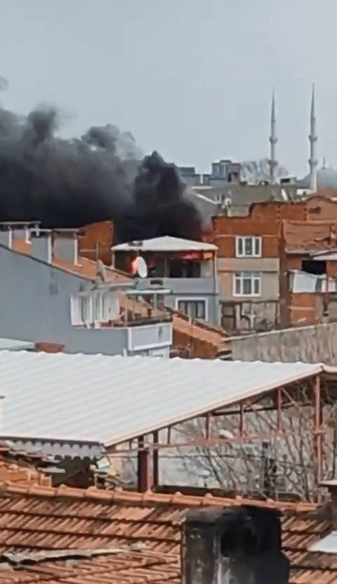 Bursa’da Çatı Yangını Mahalleliyi Ayağa Kaldırdı