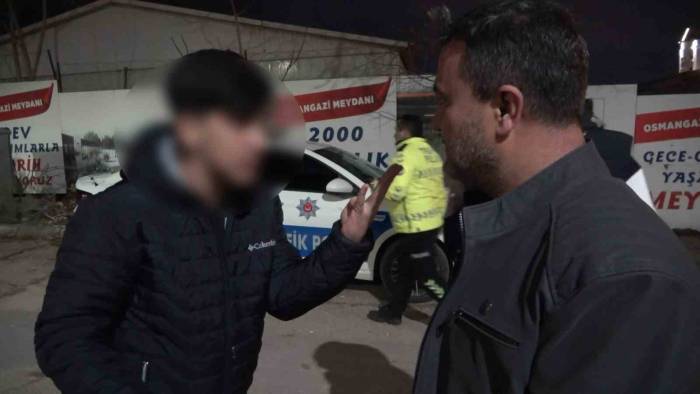Biri 16 Yaşında Direksiyona Geçti, Diğeri Alkollü Halde Polisle Pazarlık Yapmaya Çalıştı