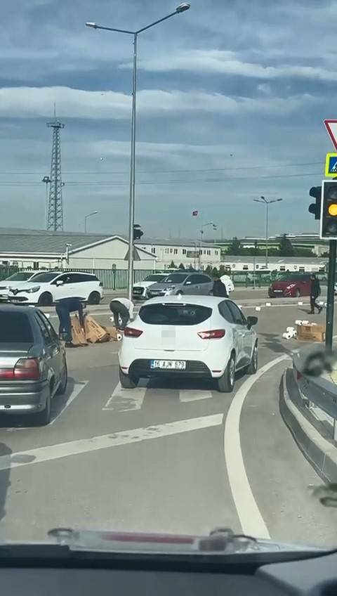Bursa’da Sürücüler Yere Dökülen Malzeme İçin Seferber Oldu