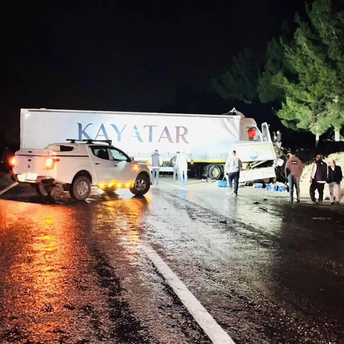 Tır İle Transit Çarpıştı:1 Ölü, 3 Yaralı