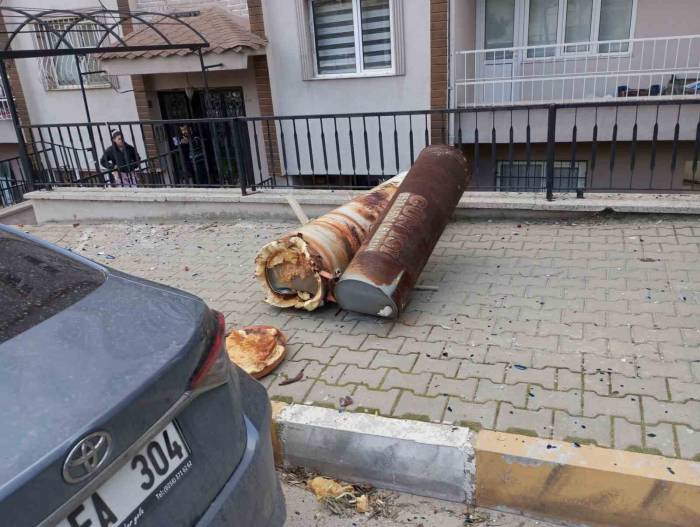 Kuvvetli Rüzgar Çatıları Uçurdu, Araçlara Zarar Verdi
