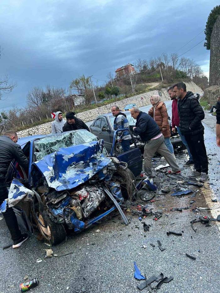 Düzce’de İki Otomobil Kafa Kafaya Çarpıştı: 1 Ölü, 3 Yaralı