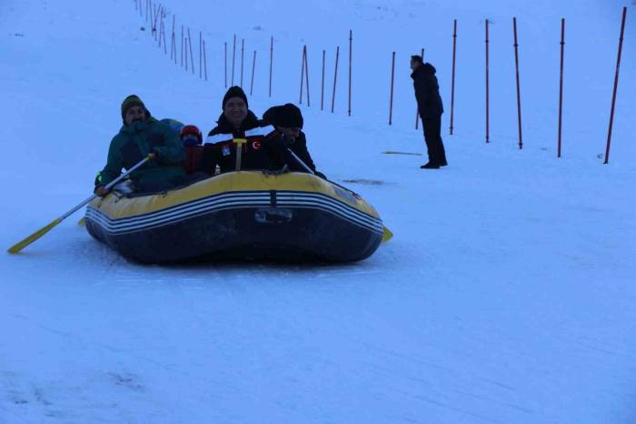 Ergan Kayak Merkezinde Kar Raftingi Renkli Görüntüler Oluşturdu