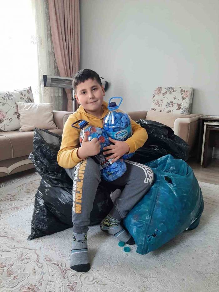 Erzincanlı Minik, Engelliler İçin 60 Bin ‘Mavi Kapağı’ Bin Kilometreden Getirtti