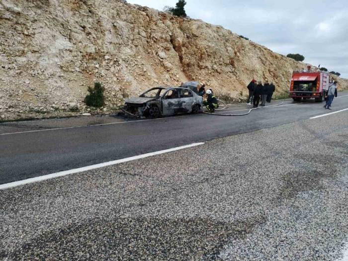 Seyir Halindeki Otomobil Yandı, 5 Kişi Son Anda Dışarı Çıktı