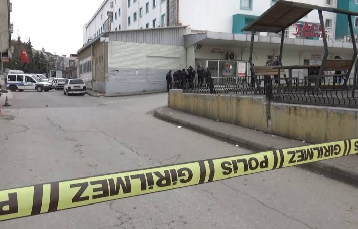 Acil Girişine Bırakılan Çanta Bomba Paniğine Yol Açtı