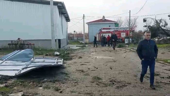 Edirne’de Hortum Çatıları Uçurdu, Ağaç Ve Direkleri Devirdi