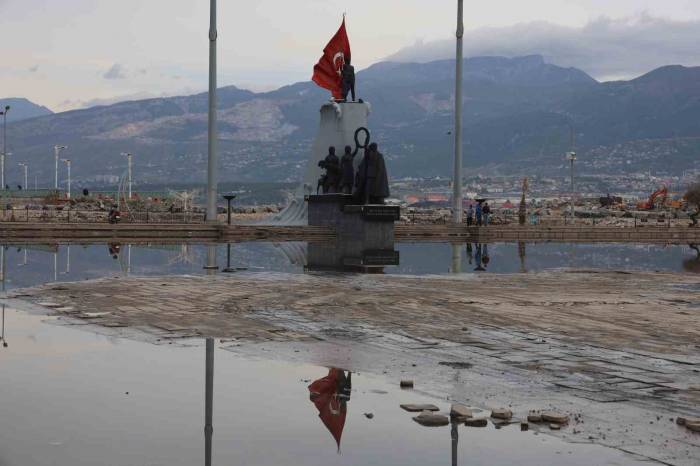 İskenderun’da Suların Çekilmeye Başlamasıyla Vatandaşlar Hafta Sonunun Keyfini Çıkarıyor