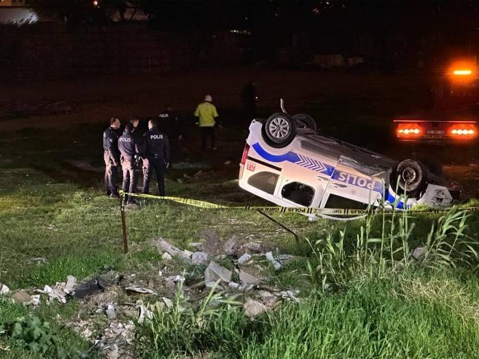 Yolda Köpeğe Çarpan Polis Aracı Şarampole Uçtu: 3 Polis Yaralı