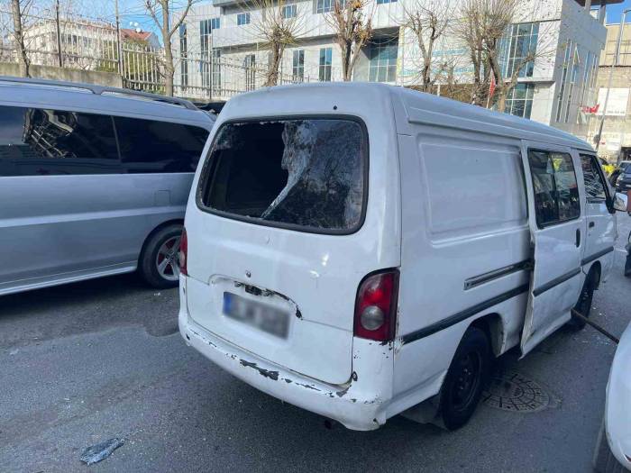 Gaziosmanpaşa’da Trafikte Tartışmanın Ardından Birbirlerine Balyozla Saldıran Sürücüler Yakalandı