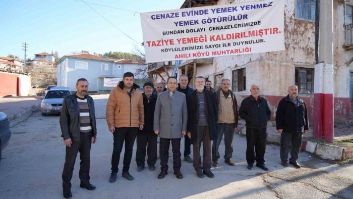20 Yıldır Sürüyordu, Pankartla Duyurdular: Bu Köyde Taziye Yemeği Kaldırıldı
