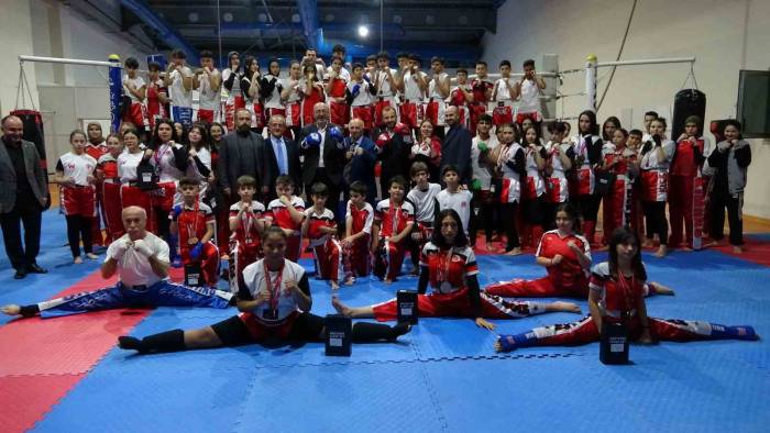 Kütahya’da Kick Boksta Ulusal Ve Uluslararası Yarışmalarda Başarı Elde Eden Sporcular Ödüllendirildi