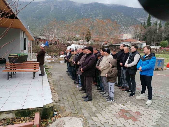 Kırkağaç’ta Boğazı Kesilerek Öldürülen Yaşlı Kadın Toprağa Verildi