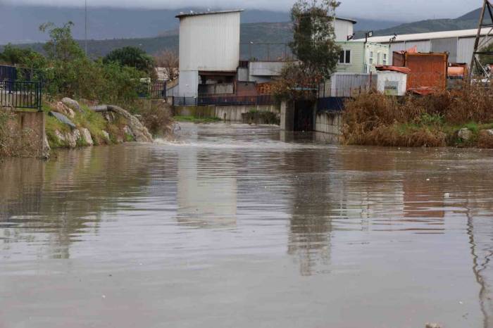 İzmir’de Sağanak Ve Fırtına: Yollar Göle Döndü, Şemsiyeler Uçtu