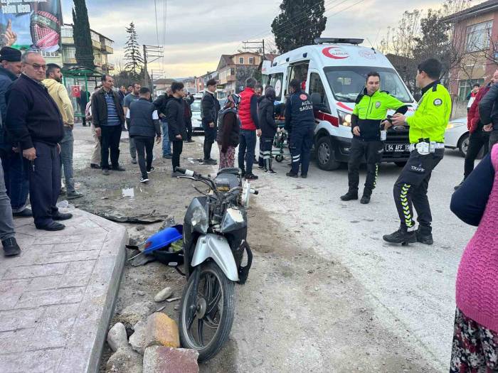 Hafif Ticari Araçla Çarpışan Motosikletteki 2 Kişi Yaralandı