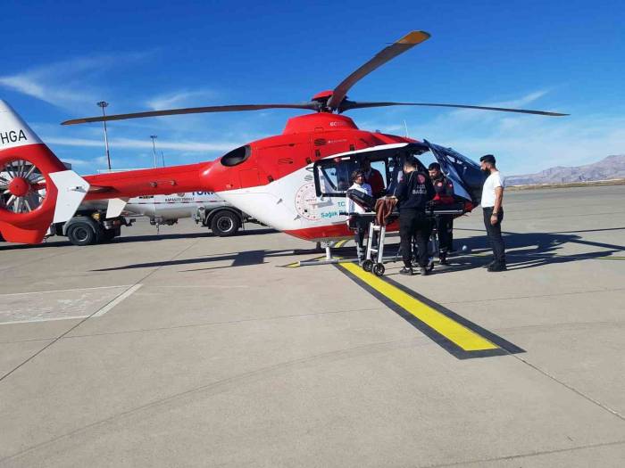 Cizre’de Ambulans Helikopter 6 Aylık Büşra İçin Havalandı