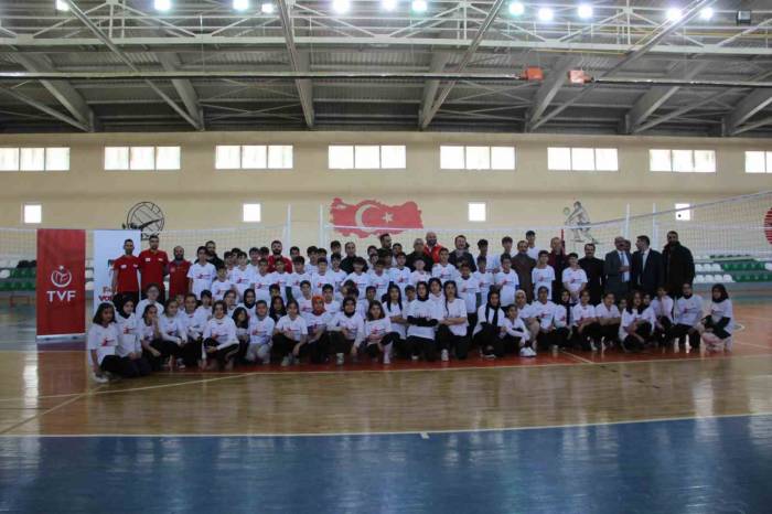Solhan’da Fabrika Voleybol Okulu Açıldı