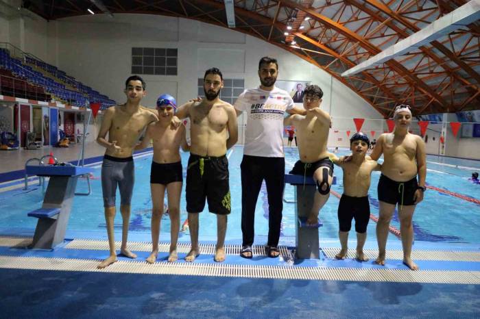 Kulaç Atarak Engelleri Aşıyorlar