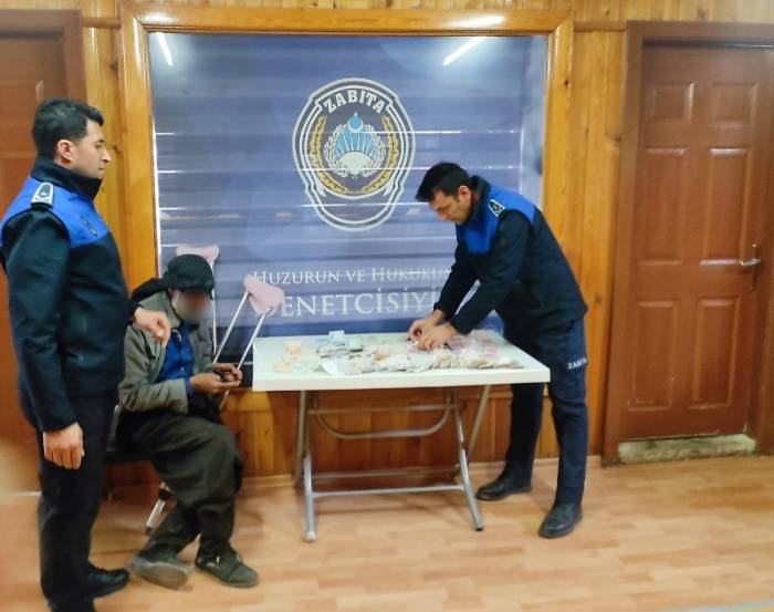Dilenen Şahsın Cebinden 2 Bin Tl Para Çıktı