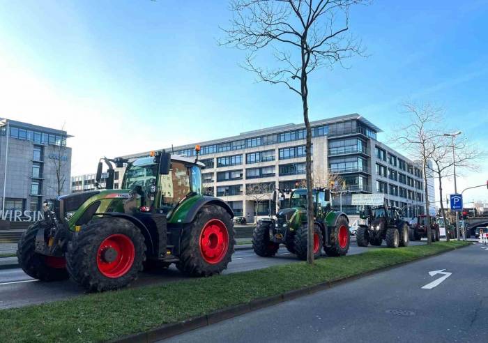 Alman Çiftçilerden Traktörlü Eylem