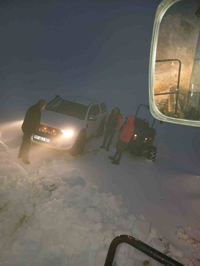 Karda Mahsur Kalanları Büyükşehir Ekipleri Kurtardı