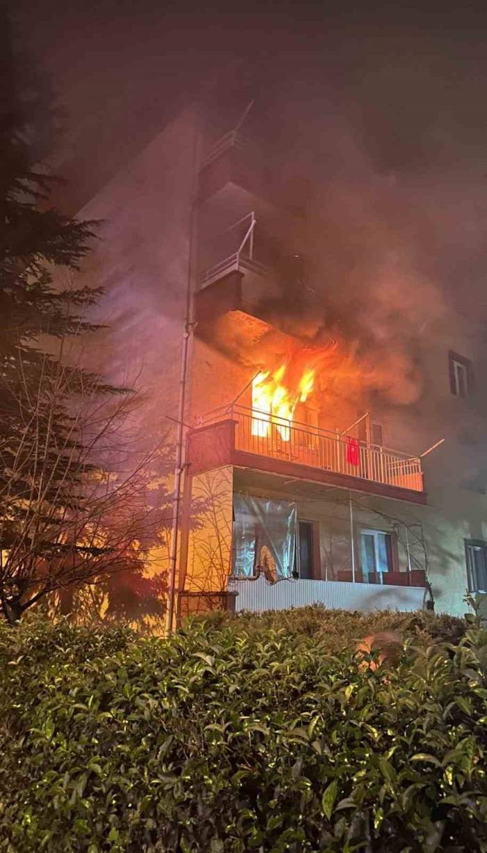 Çakmakla Oynarken Evi Yakan Çocuk 16 Komşunun Zehirlenmesine Neden Oldu