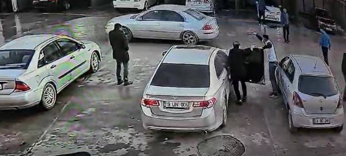 Benzin İstasyonundaki Saldırı Anı Güvenlik Kamerasına Yansıdı