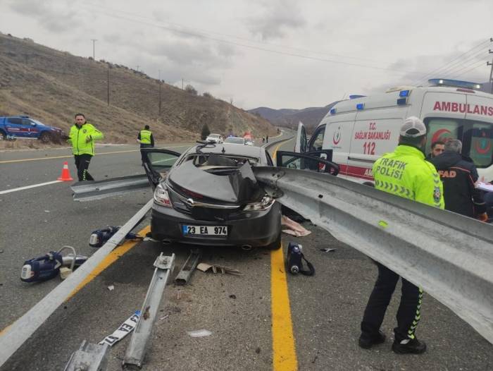 Otomobil Bariyerlere Ok Gibi Saplandı: 1 Ölü, 1 Yaralı