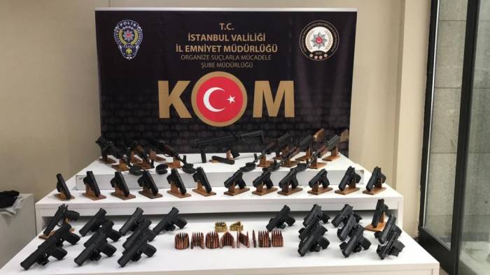 15 Yaşındaki Büşra Polat’ın Ölümüne Neden Olan Hasım Çetelerden Ele Geçirilen Silahlar Sergilendi