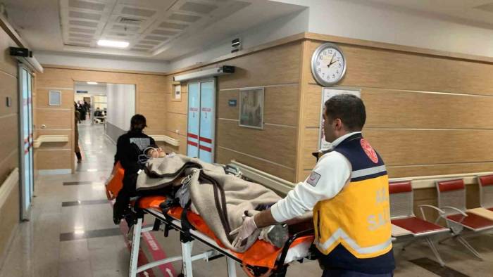 Karaman’da Gençlerin Bıçaklı Kavgası: 1 Yaralı