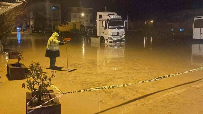 Kırklareli’de Şiddetli Yağış: Araçlar Suya Gömüldü