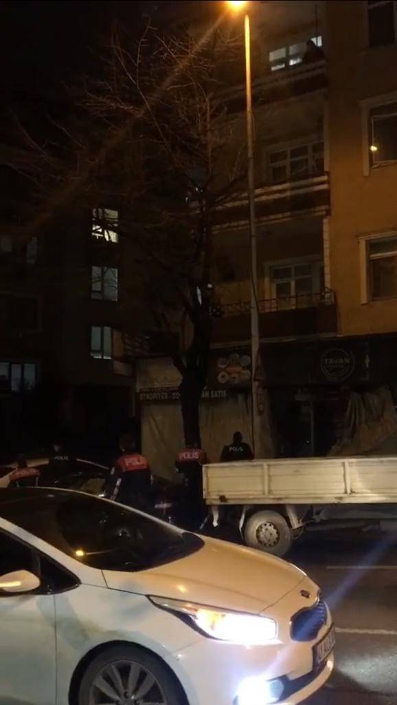 Hırsız Örümcek Adam Gibi Tırmandığı Balkonda Yakayı Ele Verdi
