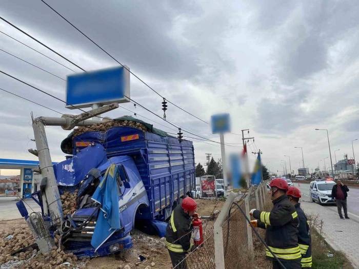 Konya’da Pancar Yüklü Kamyon İle Kamyonet Çarpıştı: 2 Yaralı