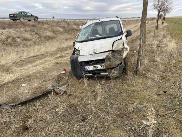 Konya’da Hafif Ticari Araç Takla Attı: 2 Yaralı
