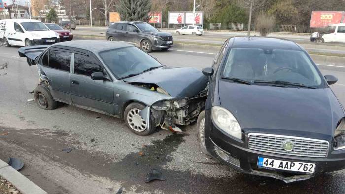 Malatya’da 6 Aracın Karıştığı Zincirleme Kazada 2 Kişi Yaralandı