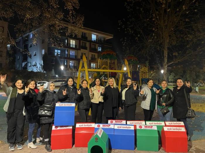 Alaşehir’de Sokak Hayvanlarına Sıcak Yuva Ve Mama