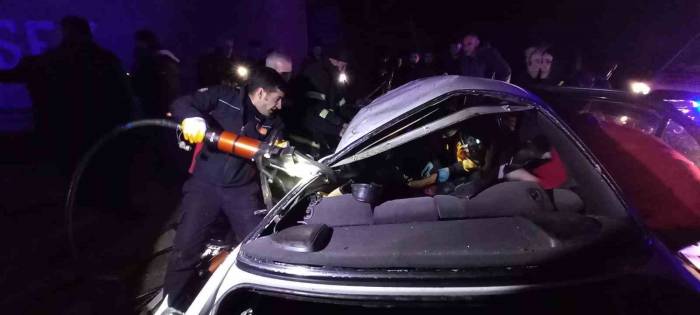 Muş’ta Refüje Çarpan Otomobil Takla Attı: 2 Yaralı