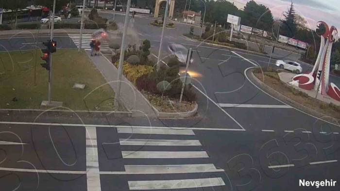 Savrulan Otomobilin Altında Kalmaktan Saniyelerle Kurtuldular