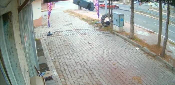 Önce Otomobile, Sonra Çöp Konteynırına Çarpan Araç Takla Attı: 2 Yaralı