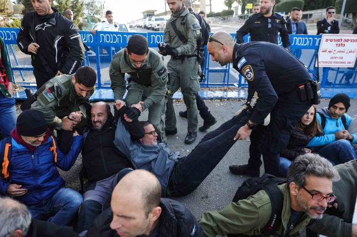 Kudüs’te Esir Yakınlarından Knesset’in Önünde “Acil Seçim Çağrısı”